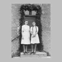 005-0041 Von links Ursula und Christel Zuehlsdorff im Jahre 1944 .JPG